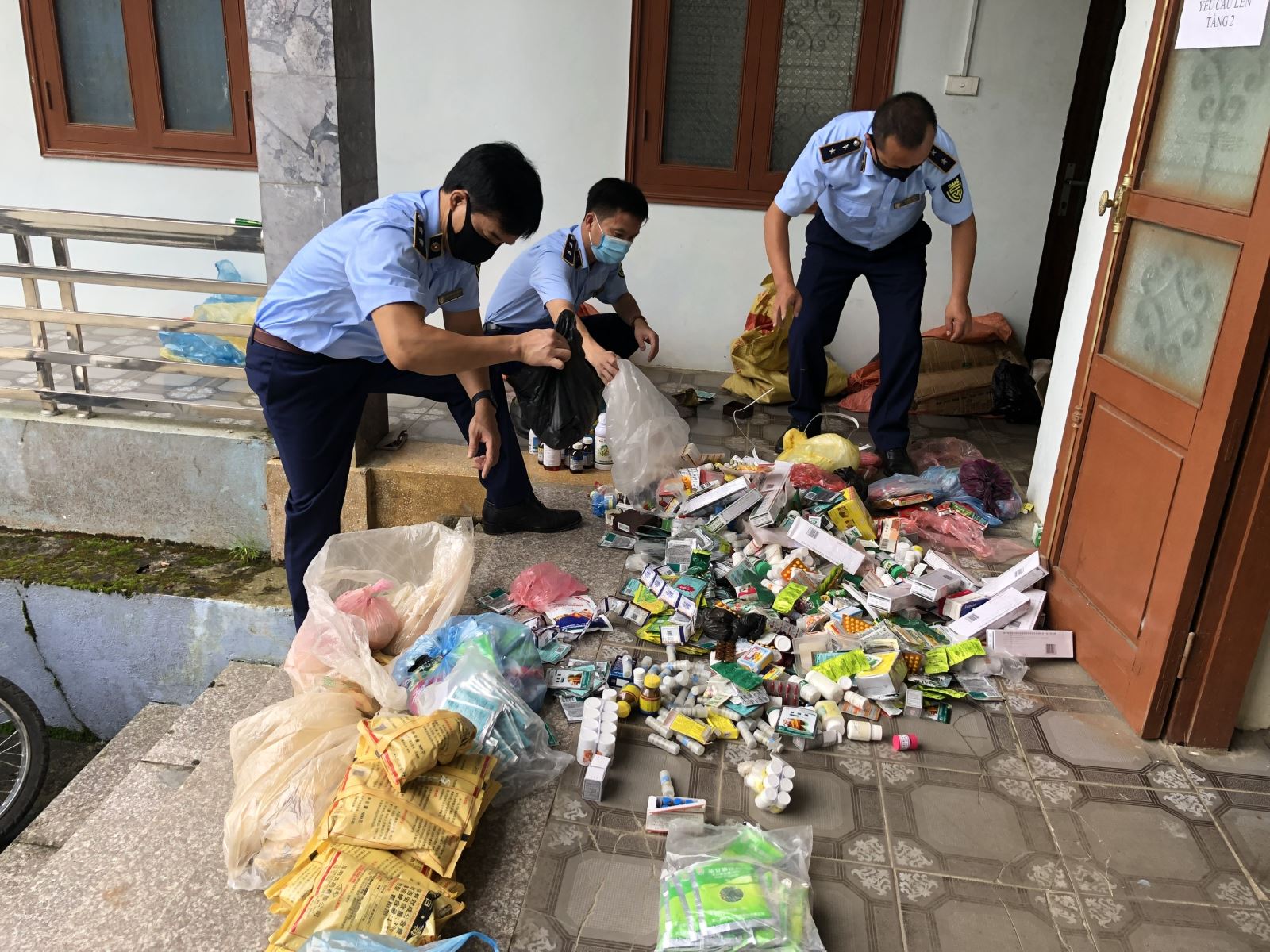 Lực lượng QLTT Lào Cai đang kiểm tra thuốc lậu