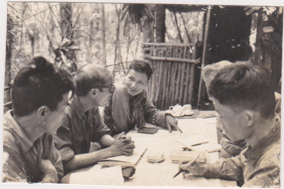 	Một cuộc họp ở chiến khu sau Mậu Thân 1968. Ông Trần Anh Liên ngồi giữa, dãy bên trái
