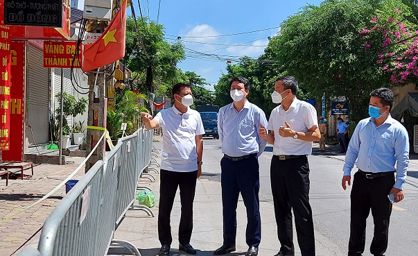 Trưởng Ban Tổ chức Thành ủy Vũ Đức Bảo và lãnh đạo huyện Hoài Đức kiểm tra khu vực cách ly vì có ca lây nhiễm Covid -19 tại xã Sơn Đồng.