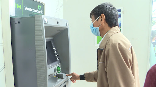 Hà Nội chi trả lương hưu và trợ cấp BHXH với những người hưởng mới từ ngày 1.8.2021 qua tài khoản cá nhân (ATM)