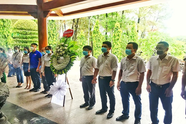 Trong hành trình đó, các đoàn viên thanh niên đã đến dâng hương tại Khu di tích cố Tổng Bí thư Trần Phú…