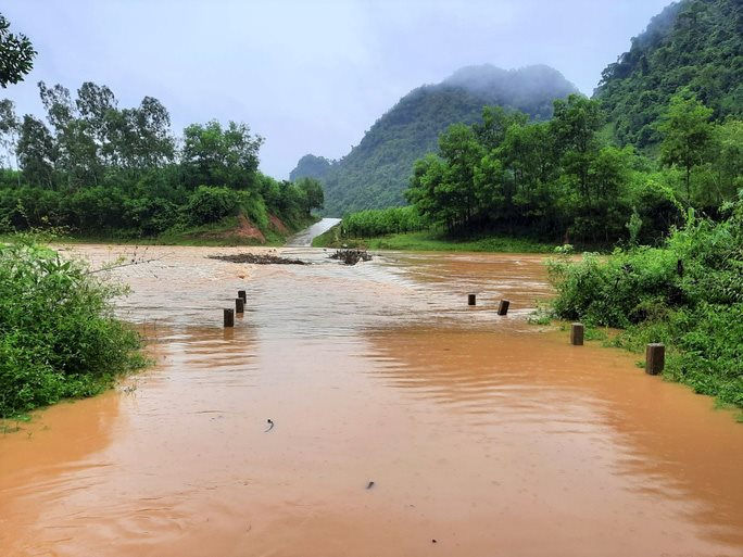 Mưa lớn gây ngập lụt chia cắt nhiều địa bàn huyện Minh Hóa 