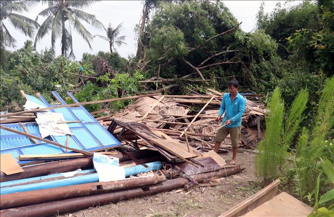 Người dân ấp Hòa An, xã Hòa Thuận, huyện Giồng Riềng (Kiên Giang) dọn dẹp nhà ở bị đổ sập sau khi bị một cơn lốc xoáy quét qua địa bàn 3 ấp ngày 22/7/2021.