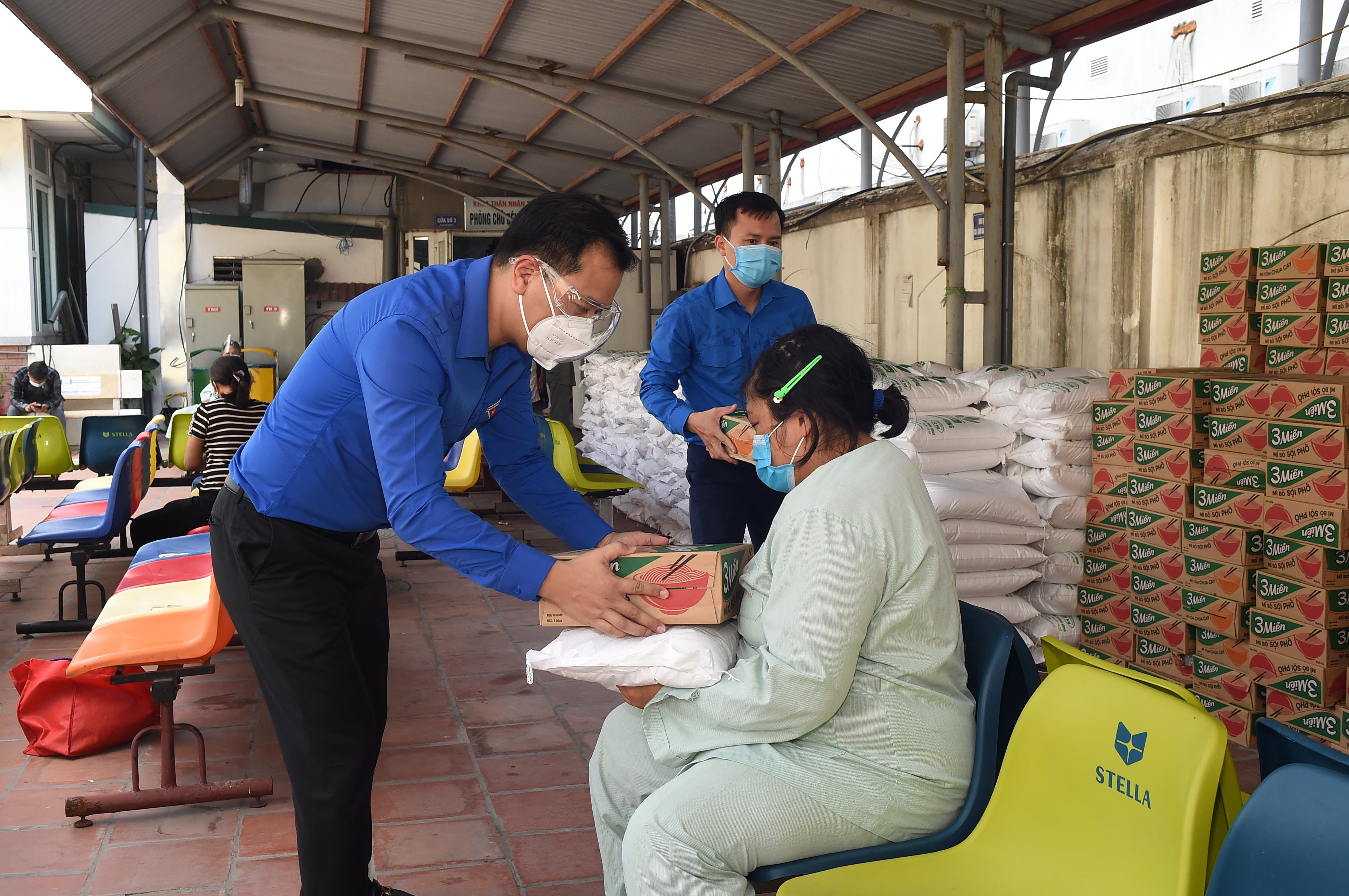 mỗi suất gồm 10 kg gạo, 1 thùng mì tôm), cho 470 bệnh nhân và người nhà bệnh nhân đang điều trị dài ngày tại Bệnh viện Thận Hà Nộ