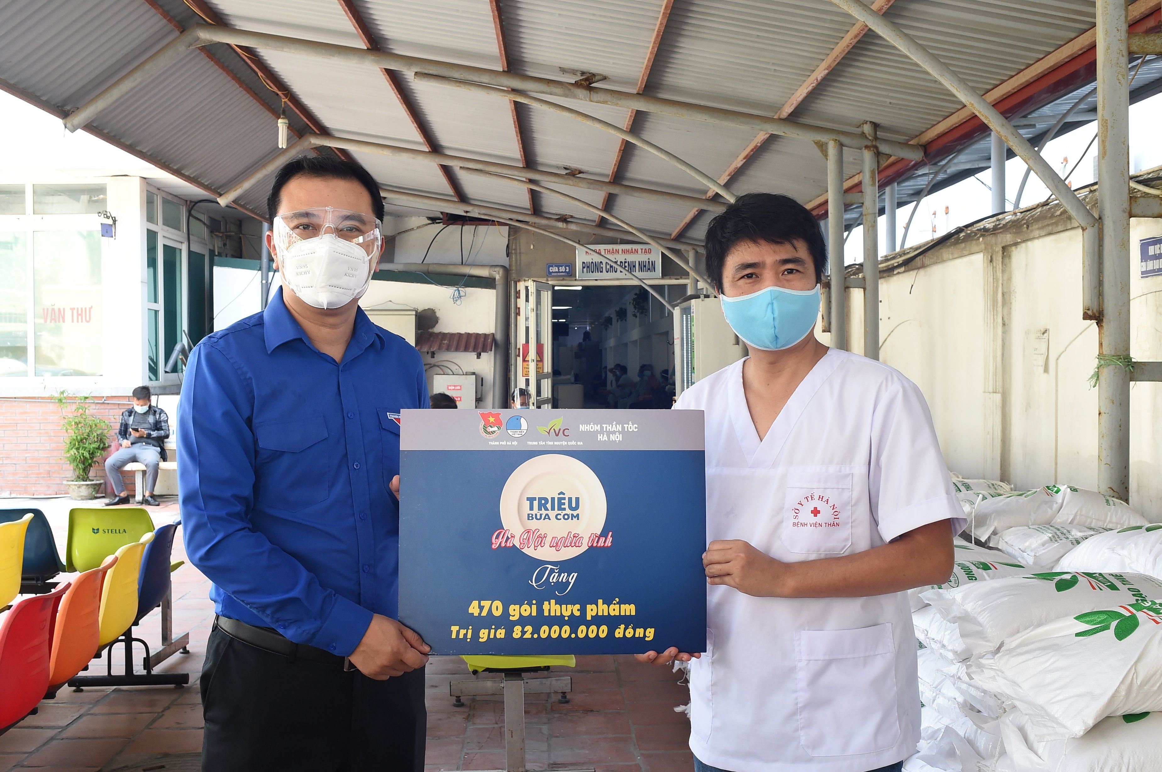Phó Chủ tịch Thường trực Trung ương Hội LHTN Việt Nam Nguyễn Hải Minh trao biểu trưng 470 đã trao 470 gói thực phẩm tại bệnh viện Thận Hà Nội