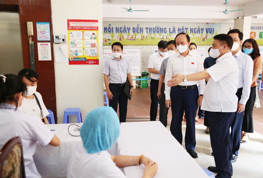 Chủ tịch HĐND TP Hà Nội Nguyễn Ngọc Tuấn kiểm tra thực tế điểm tiêm vaccine tại phường Lý Thái Tổ