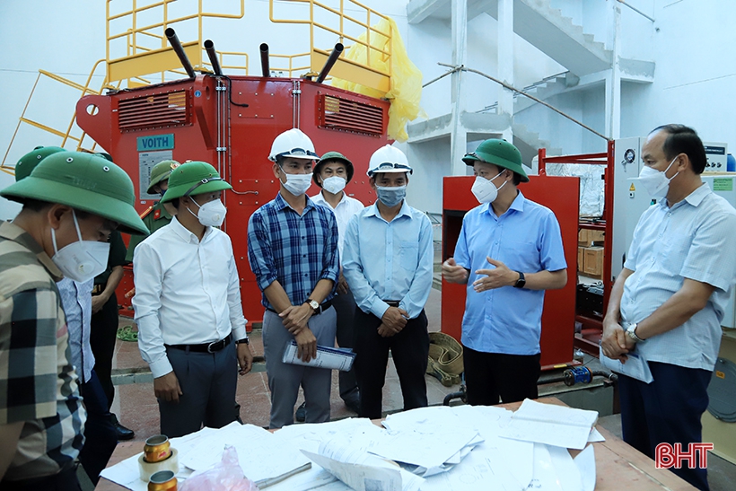 Phó Chủ tịch Thường trực UBND tỉnh Nguyễn Hồng Lĩnh cùng đoàn đi kiểm tra tại Nhà máy Thủy điện Ngàn Trươi 