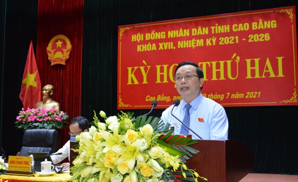 Phó Bí thư Thường trực Tỉnh ủy, Chủ tịch HĐND tỉnh Triệu Đình Lê phát biểu tại kỳ họp