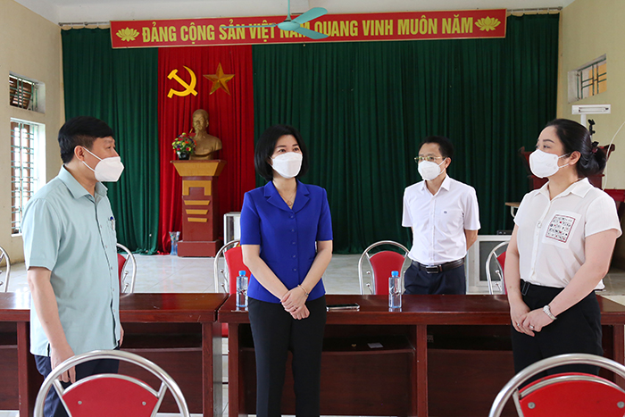 Phó Chủ tịch Thường trực HĐND thành phố Phùng Thị Hồng Hà kiểm tra công tác phòng, chống dịch Covid-19 tại xã Trường Thịnh, huyện Ứng Hòa