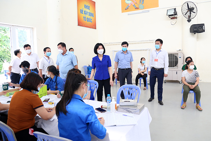 Phó Chủ tịch Thường trực HĐND thành phố Phùng Thị Hồng Hà kiểm tra tại điểm tiêm vắc xin Covid-19 Trường Tiểu học Thịnh Liệt, quận Hoàng Mai.