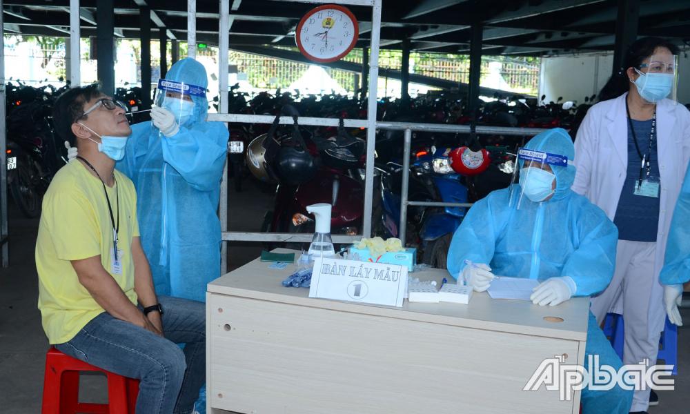 Lấy mẫu xét nghiệm cho công nhân tại khu công nghiệp ở Tiền Giang. Ảnh: Báo Ấp Bắc