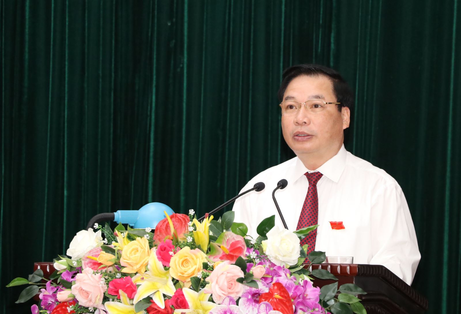 Ủy viên Ban Thường vụ Tỉnh ủy, Phó Chủ tịch Thường trực UBND tỉnh Tống Quang Thìn trình bày báo cáo phát triển kinh tế - xã hội