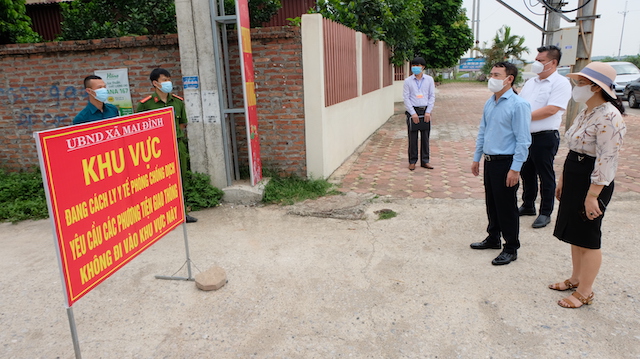 Phó Chủ tịch UBND TP Hà Nội Nguyễn Trọng Đông kiểm tra chốt kiểm soát dịch Covid-19 tại xã Mai Đình (huyện Sóc Sơn) 