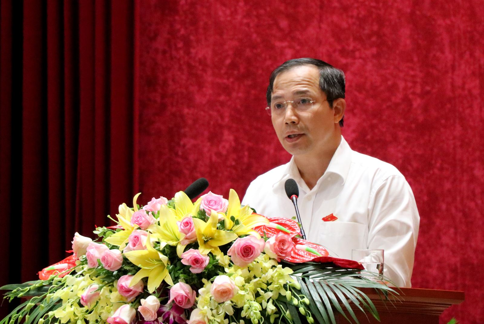 Phó Chủ tịch Thường trực UBND tỉnh Hòa Bình Nguyễn Văn Toàn trình bày báo cáo tình hình kinh tế - xã hội 6 tháng đầu năm 2021