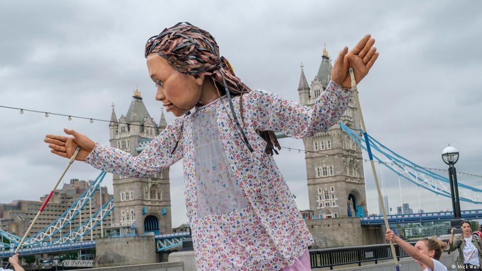 	Cô bé Amal trong cuộc họp báo tại London trước khi bắt đầu hành trình - Nguồn: DW