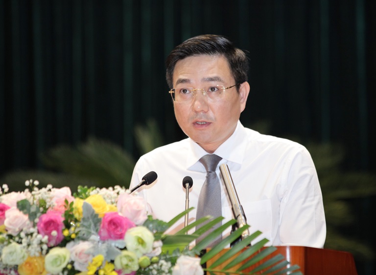 Ủy viên Ban Thường vụ Tỉnh ủy, Phó Chủ tịch Thường trực UBND tỉnh Vũ Việt Văn trình bày báo cáo kinh tế - xã hội