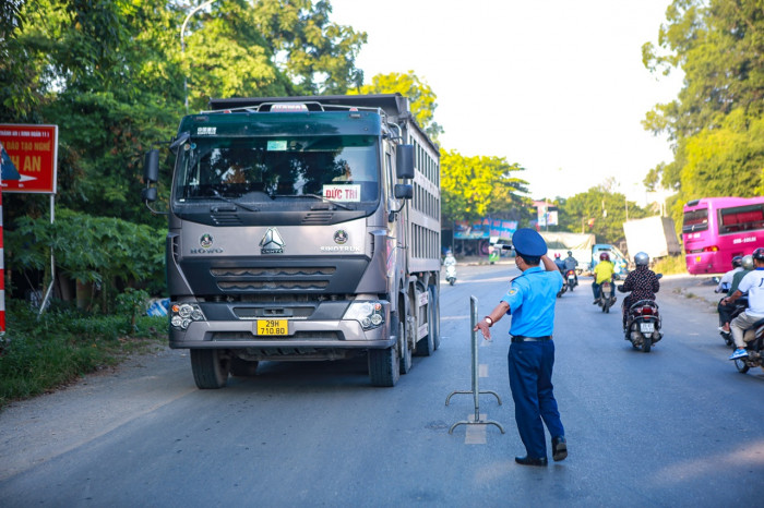 Lực lượng chức năng yêu cầu các phương tiện dừng để kiểm tra giấy nhận diện vận chuyển hàng hóa tại chốt