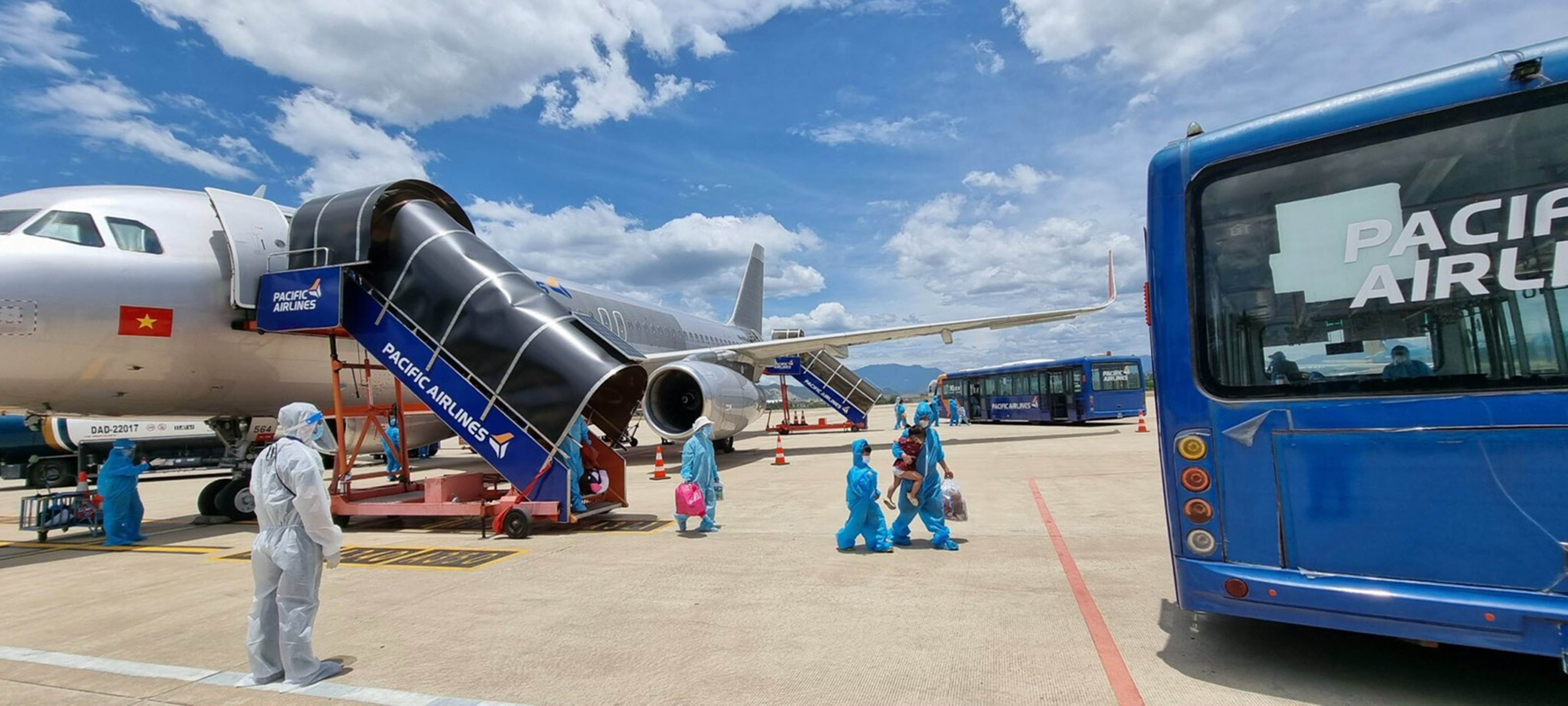 Hành khách xuống sân bay Đà Nẵng 