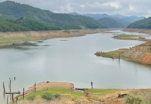 Mực nước của lòng hồ thủy điện Hủa Na, huyện Quế Phong (Nghệ An) đang ở mức thấp dù đã có những trận mưa lớn.