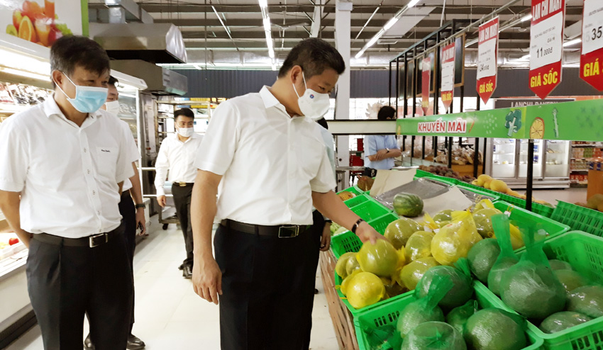  Phó Chủ tịch UBND TP Hà Nội Nguyễn Mạnh Quyền kiểm tra tại siêu thị Lan Chi