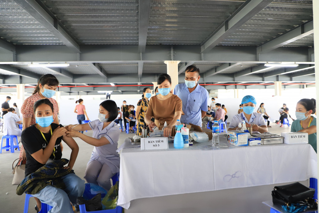 Tiêm vắc-xin phòng Covid-19 cho người lao động tại KCN Việt Hưng (TP Hạ Long).