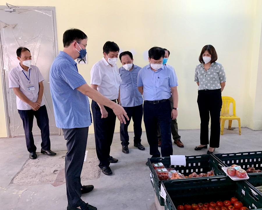 Phó Chủ tịch UBND TP Hà Nội Dương Đức Tuấn kiểm tra thực tế điểm bán hàng lưu động tại chợ Đồng Tâm