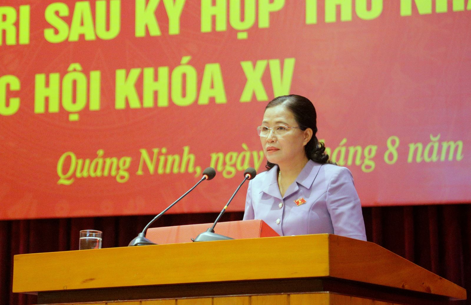 Phó Chủ nhiệm Ủy ban Xã hội Đỗ Thị Lan, ĐBQH tỉnh Quảng Ninh phát biểu tại hội nghị