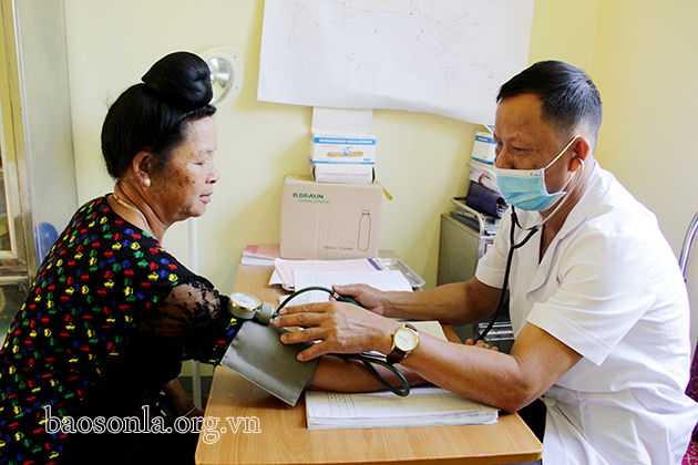 	Cán bộ Trạm Y tế xã Mường É, huyện Thuận Châu, khám sức khỏe cho người dân - Nguồn: Báo Sơn La