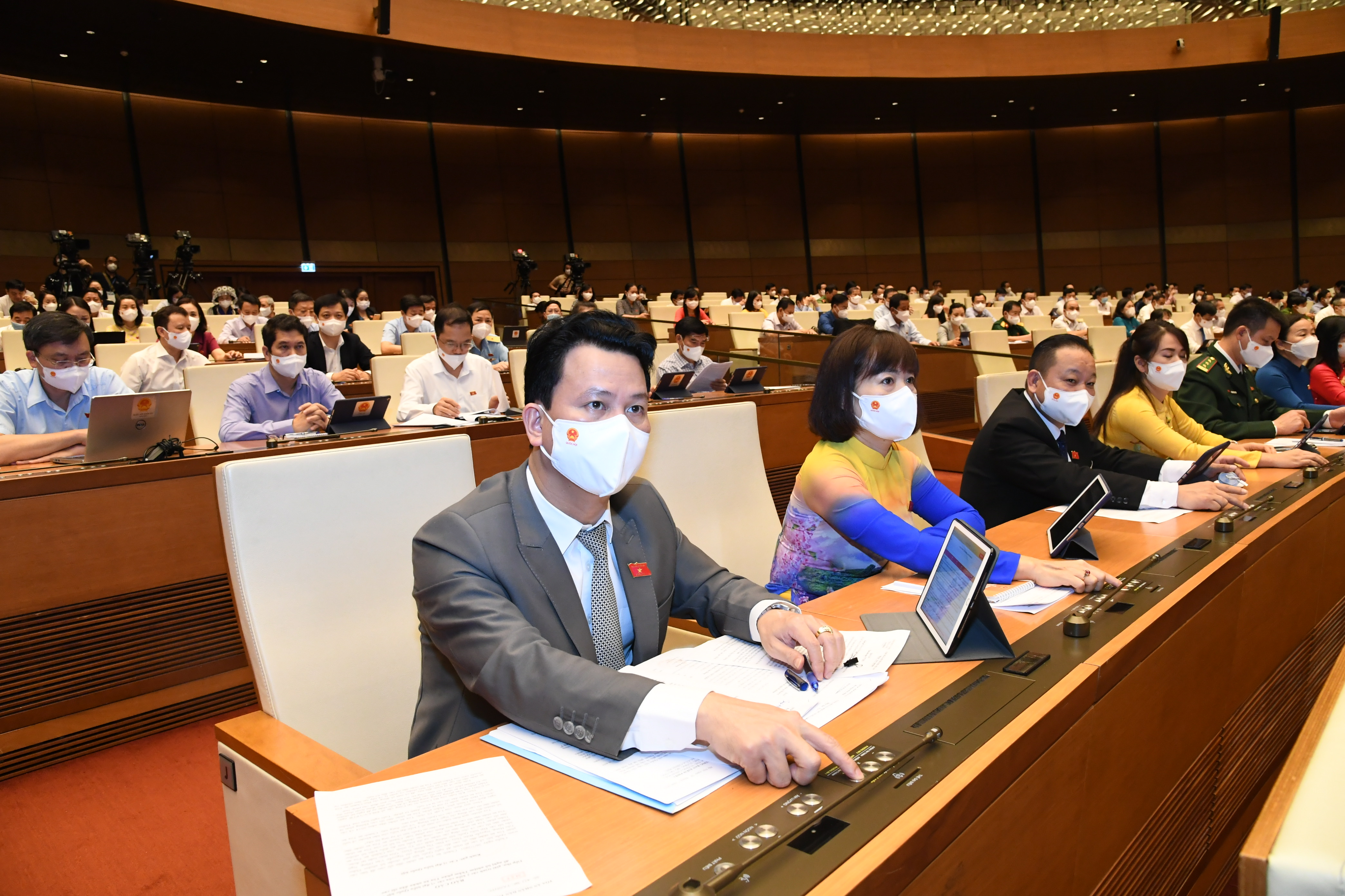 Biểu quyết thông qua Nghị quyết Kỳ họp thứ Nhất, Quốc hội Khóa XV - Ảnh: Quang Khánh