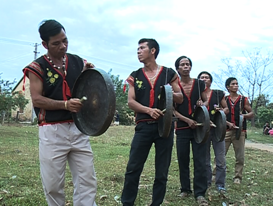 Nghệ nhân A Thút (người đứng đầu) hướng dẫn đội chiêng làng Đắk Wớt tập luyện