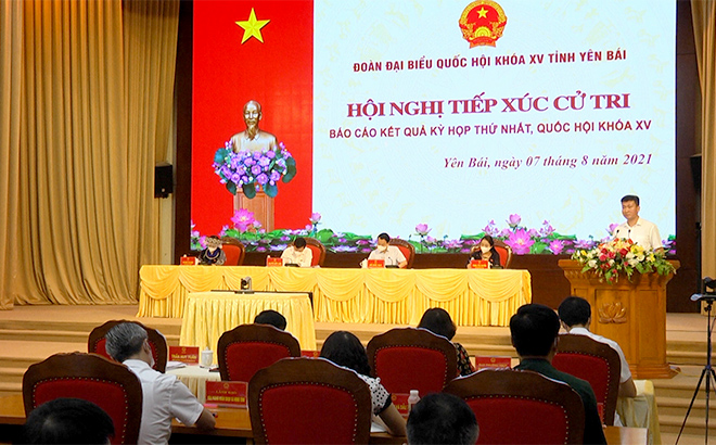 	Phó Bí thư Tỉnh ủy, Chủ tịch UBND tỉnh Trần Huy Tuấn đã giải trình những vấn đề cử tri quan tâm