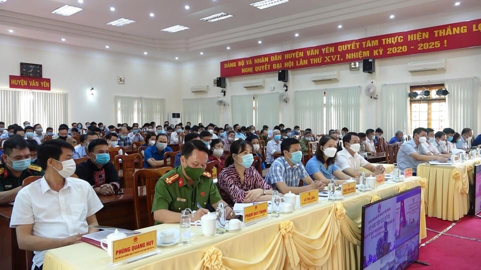 Cử tri dự hội nghị tiếp xúc cử tri tại điểm cầu huyện Văn Yên