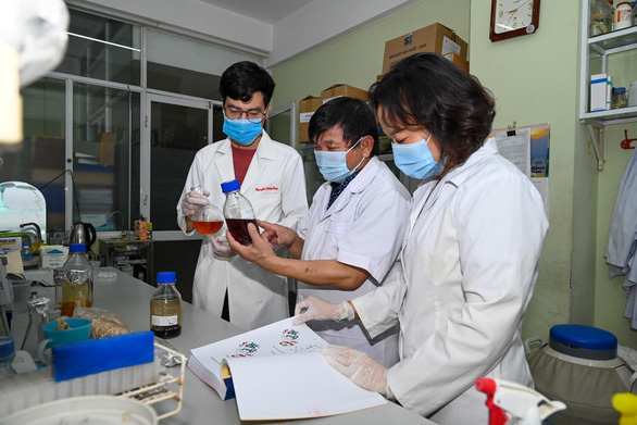 Chủ nhiệm Nhóm nghiên cứu tiền lâm sàng thuốc điều trị Covid-19, PGS.T Lê Quang Huấn (đứng giữa)