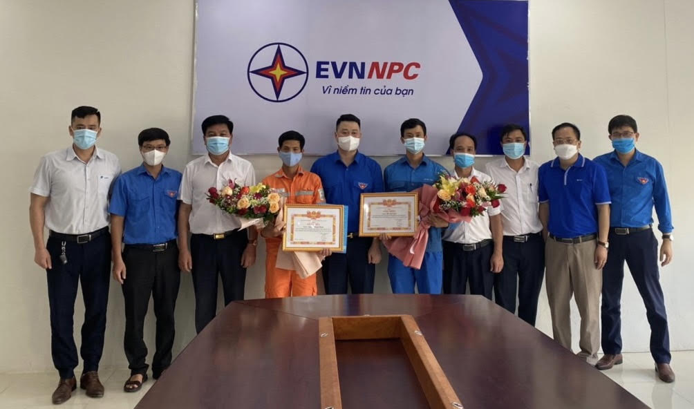 Công ty Điện lực Lào Cai tổ chức khen thưởng hai cán bộ và công nhân dũng cảm