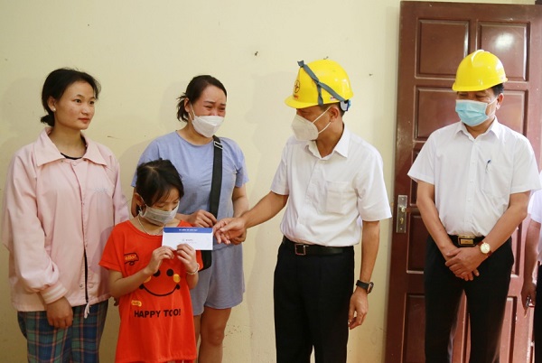 Lãnh đạo Công ty Điện lực Lào Cai cũng đến thăm hỏi, động viên gia đình chị Phùng Lệ Thủy là hộ kinh doanh gas bị thiệt hại
