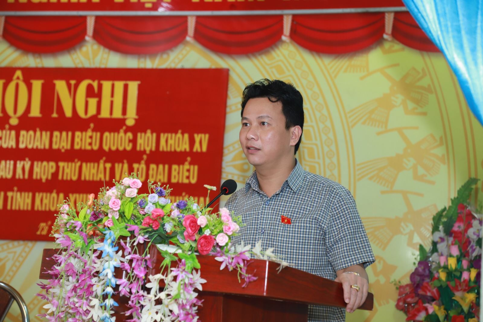 Bí thư Tỉnh ủy Đặng Quốc Khánh, Trưởng đoàn ĐBQH khóa XV của tỉnh phát biểu tại buổi tiếp xúc
