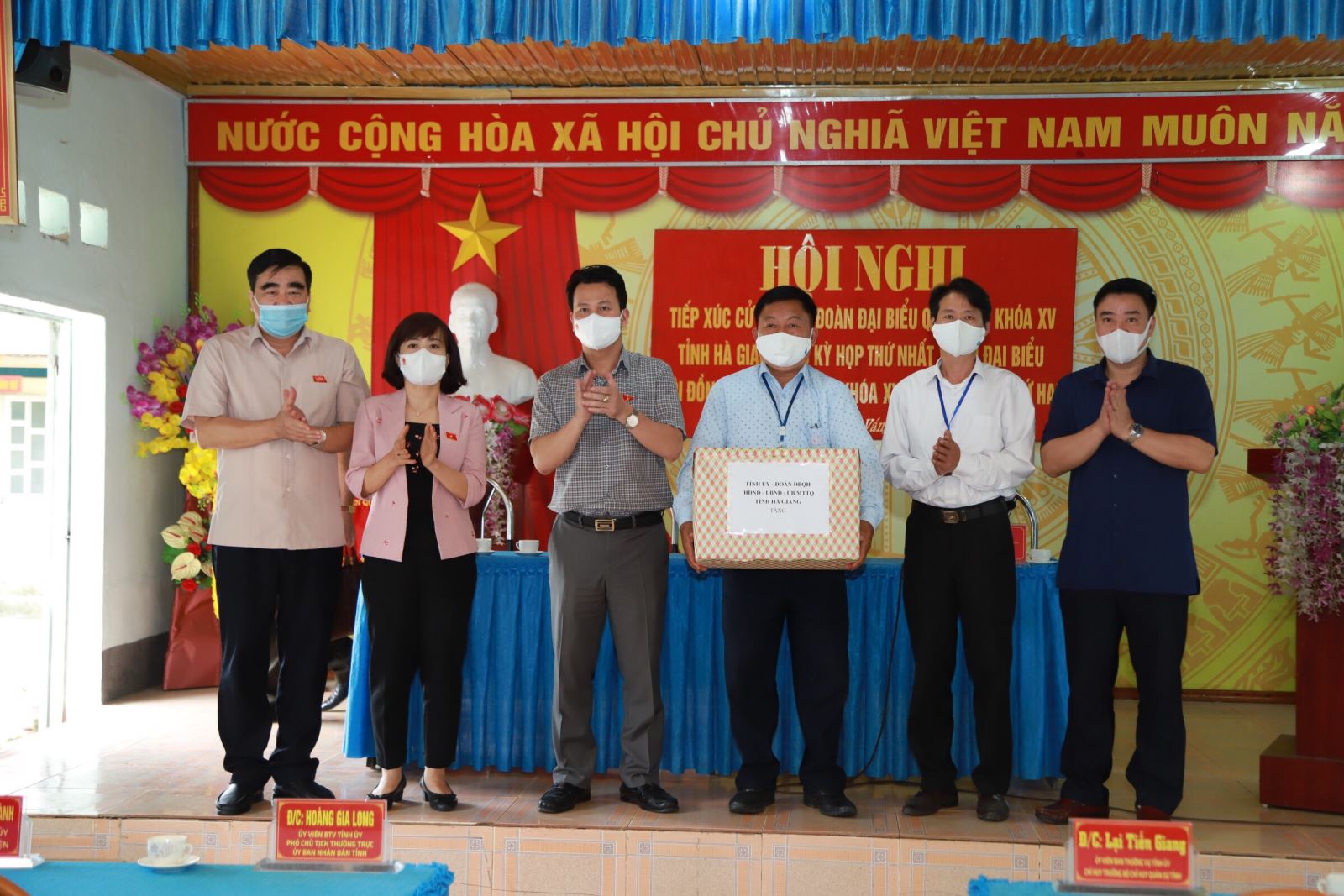 Bí thư Tỉnh ủy Đặng Quốc Khánh tặng quà động viên cán bộ, công chức xã Tả Ván