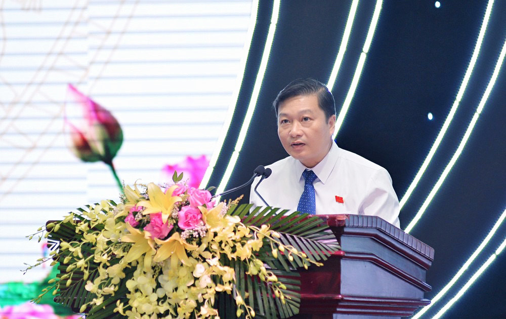 Phó Chủ tịch Thường trực UBND tỉnh Lê Hồng Vinh trình bày báo cáo kinh tế - xã hội