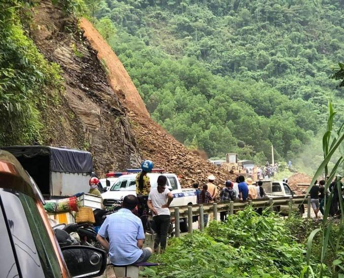 Mưa lớn sáng 11/8 đã khiến 4 tuyến đường giao thông ở Hà Giang bị hư hỏng nặng, gây ách tắc trong nhiều giờ đồng hồ. 