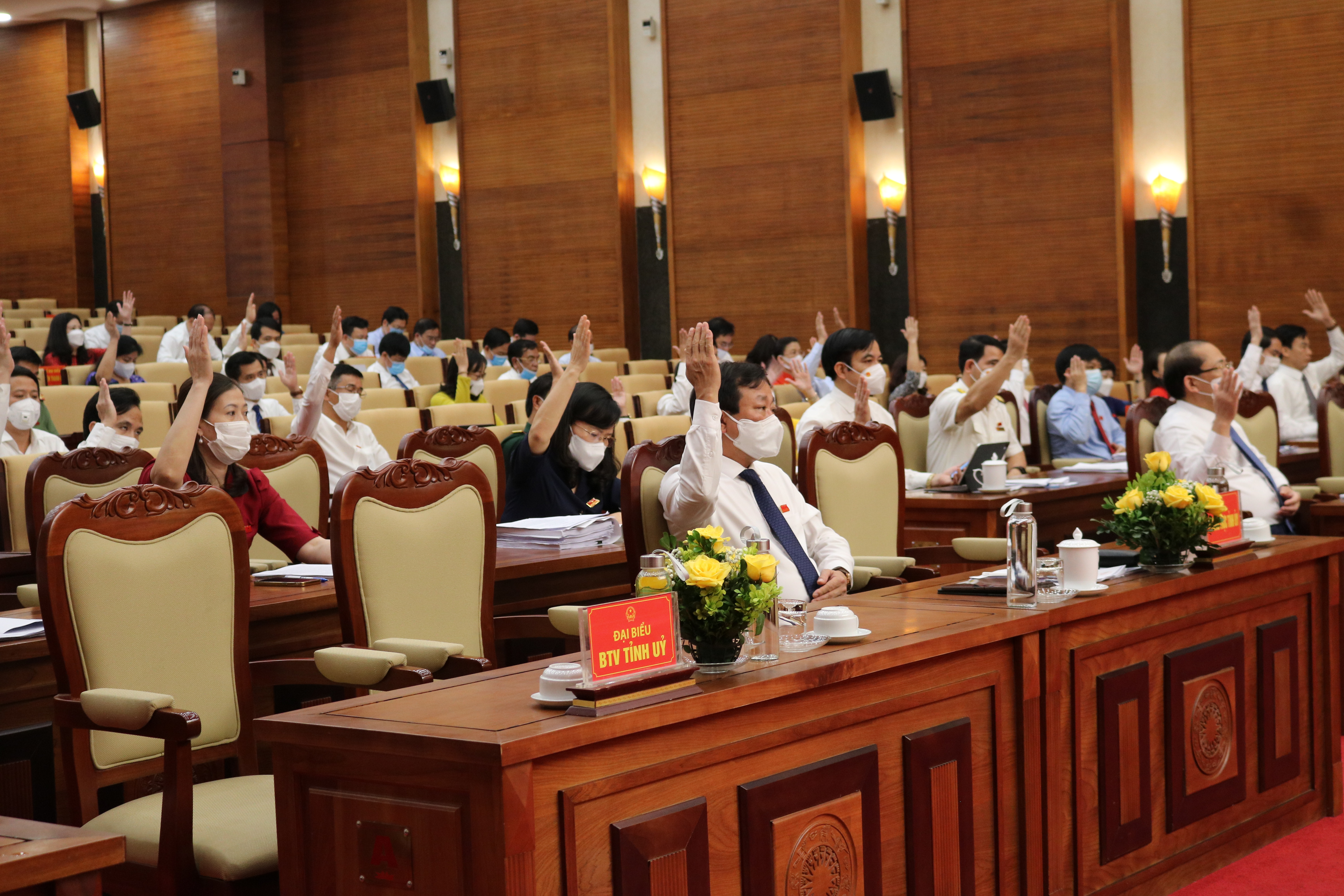 	Các đại biểu biểu quyết thông qua Nghị quyết Ảnh: Ngọc Biên