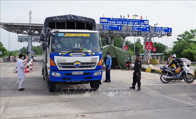 Kiểm soát người và phương tiện ra vào tỉnh Tiền Giang tại chốt ở cầu Mỹ Lợi trên Quốc lộ 50, thị xã Gò Công, tỉnh Tiền Giang. Nguồn TTXVN