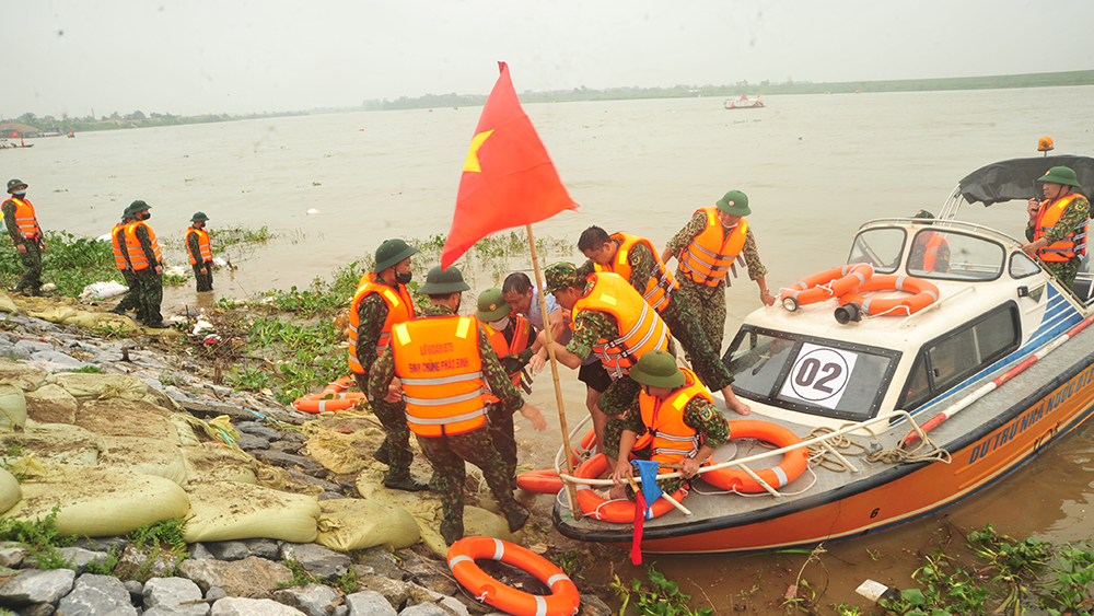Các lực lượng vũ trang cứu người dân bị đuối nước trong tình huống vỡ đê.