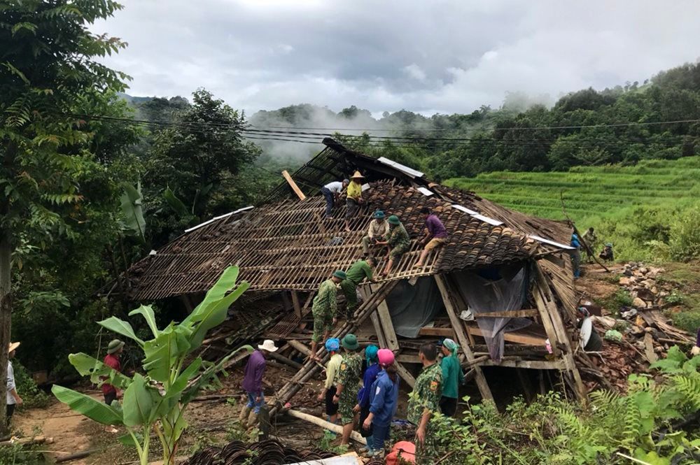 Cán bộ, chiến sĩ và người dân xã Cô Ba hỗ trợ, giúp đỡ các hộ gia đình khắc phục hậu quả thiên tai sau trận mưa bão xảy ra vào tháng 7/2020