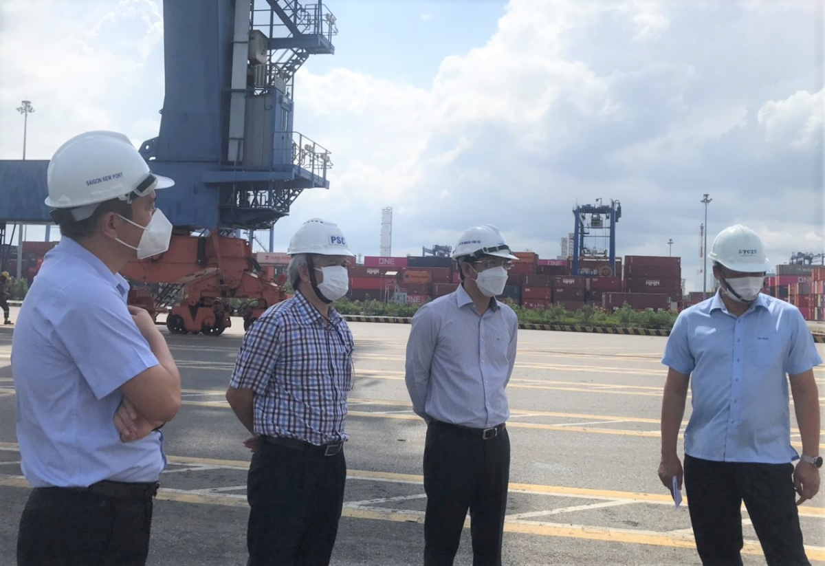Cục trưởng Nguyễn Xuân Sang và các thành viên Sở chỉ huy tiền phương đi thị sát và đánh giá tình hình tại cảng