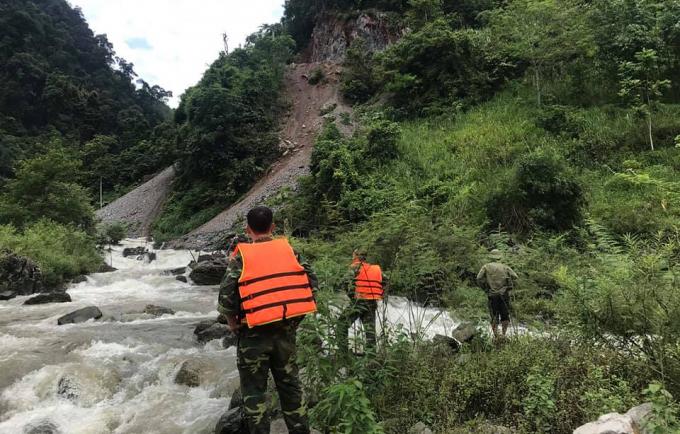 Các lực lượng chức năng tỉnh Hà Giang hỗ trợ tìm kiếm thi thể nạn nhân xấu số.