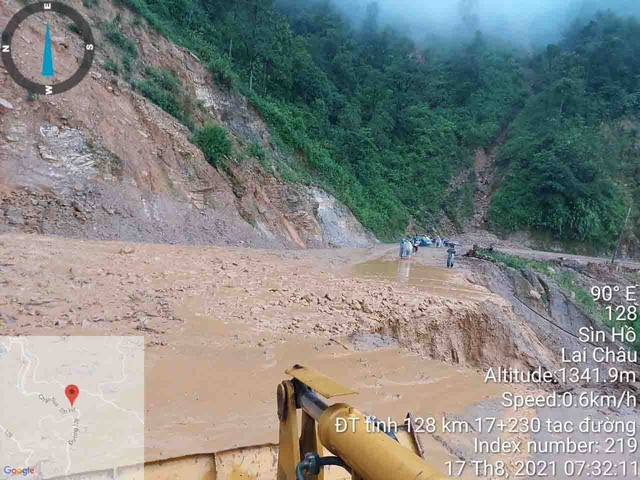Bùn đất tràn xuống gây tắc đường tại km17 +230, đường tỉnh 128 (Chăn Nưa – thị trấn Sìn Hồ) 