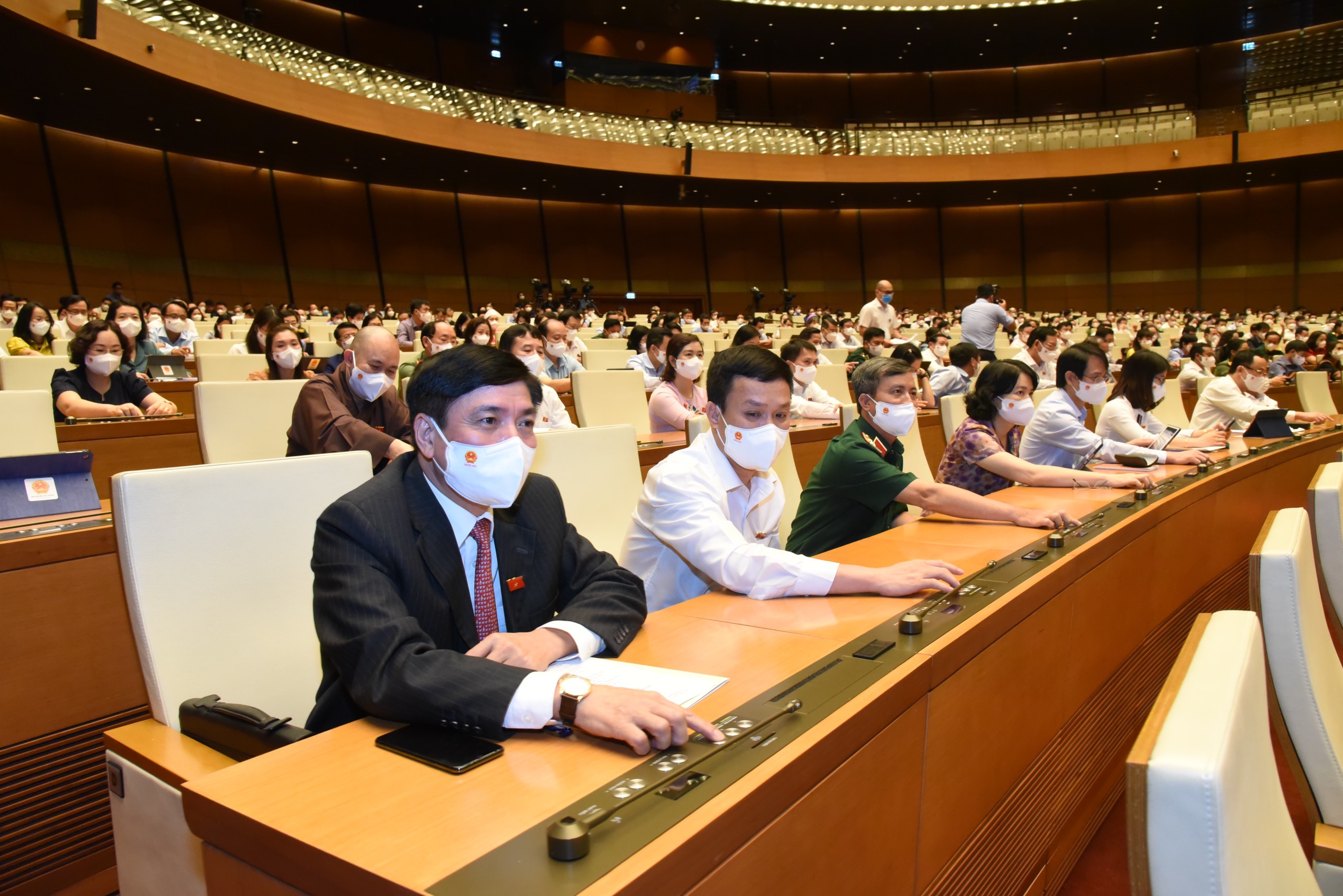 	Đại biểu Quốc hội biểu quyết thông qua Nghị quyết phê duyệt chủ trương đầu tư Chương trình mục tiêu quốc gia về giảm nghèo bền vững giai đoạn 2021 - 2025 - Ảnh: Quang Khánh