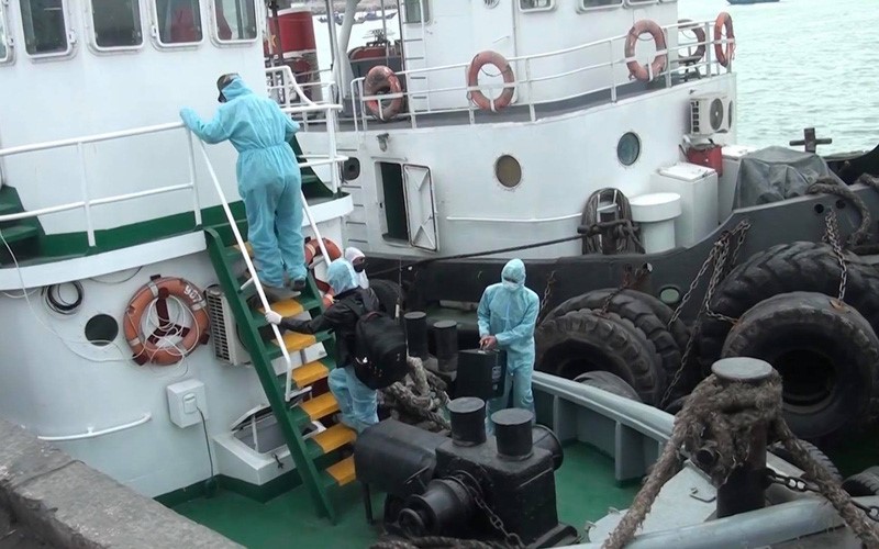 Lực lượng y tế kiểm tra công tác phòng chống dịch Covid-19 đối với các phương tiện chở hàng hóa đường thủy nội địa