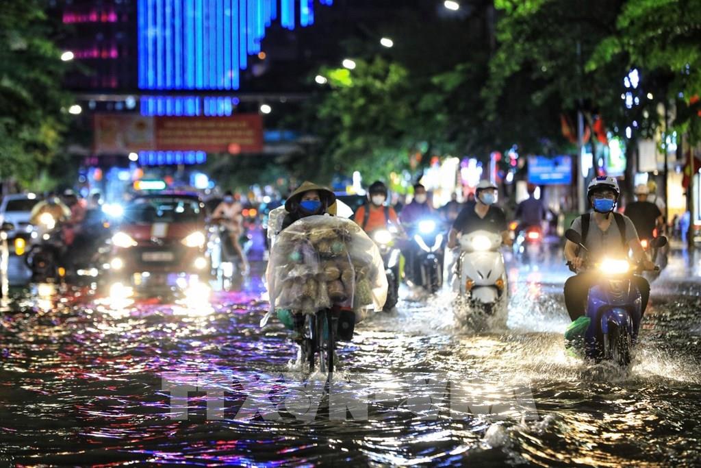 Mưa lớn gây ngập nhiều tuyến đường ở Hà Nội. Nguồn ảnh: TTXVN 