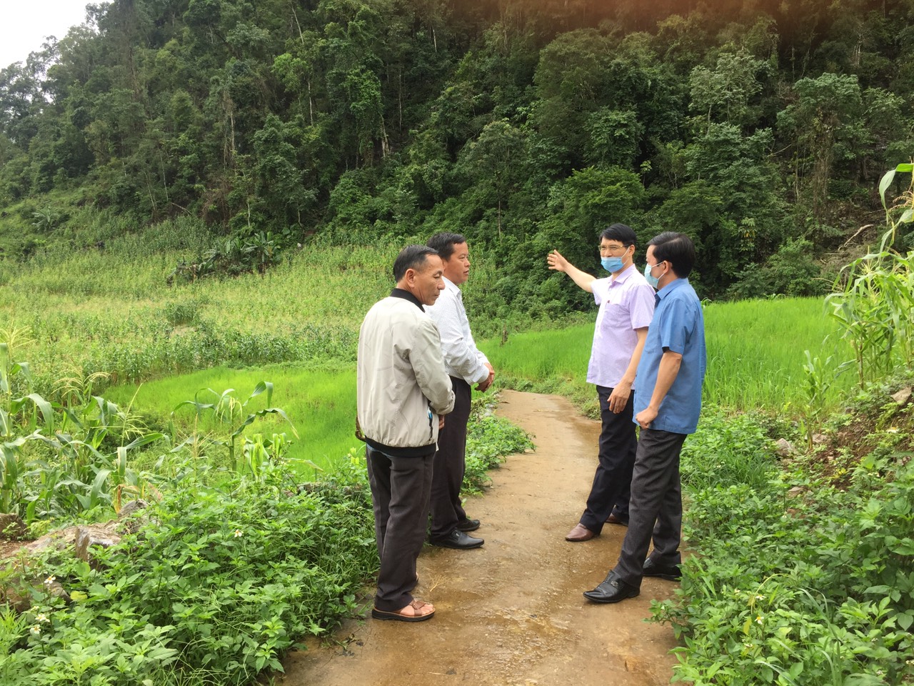 Thường trực HĐND tỉnh Lai Châu giám sát việc giải quyết kiến nghị của cử tri tại huyện Sìn Hồ Ảnh: VĂN THẠCH